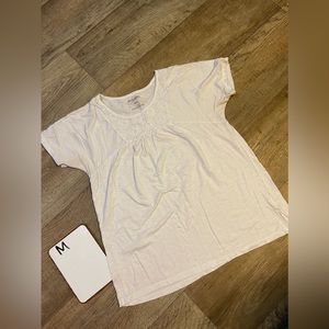 White Embroidered Old Navy Tee Medium